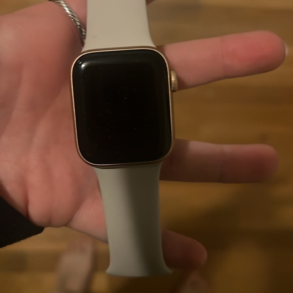 Apple Watch SE (1st generation) Aluminum 40M - Picture 2 of 4